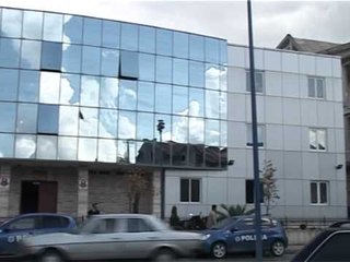 SHERR NE KAMEZ TE RINJTE NXJERRIN PISTOLETAT LAJM