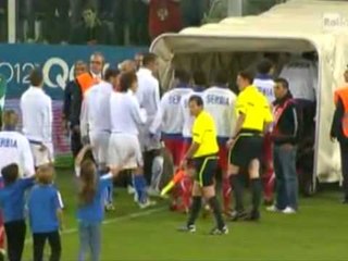 KERKOHET DENIM PER SERBINE HUMBJE NE TAVOLINE ME ITALINE LAJM