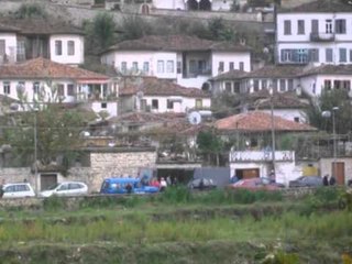 ÇUDI SHQIPTARE DASMA DEGJENERON NE SHERR ME POLICINE LAJM