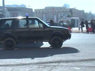 RENEA DEMONSTRON JA SI KAPEN GRABITESIT E BANKAVE LAJM