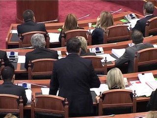 PENSIONET E USHTARAKEVE TE MAJTET KERKOJNE ZBATIMIN E VENDIMIT TE GJYKATES LAJM