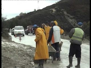 RRESHQITJE DHEU BLLOKOHET PER 1 ORE RRUGA MES FIERIT DHE TEPELENES LAJM