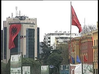 FESTA E FLAMURIT SHQIPERIA VISHET KUQ E ZI LAJM