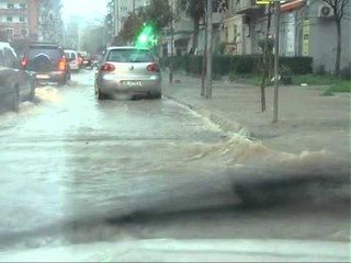 UJI PERMBYT DURRESIN QYTETI PERPIHET NGA VERSHIMI I UJRAVE LAJM