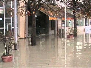 PERMBYTJA NE BERAT UJI MESYN NE QYTET RREZIKOHEN DISA SHTEPI LAJM