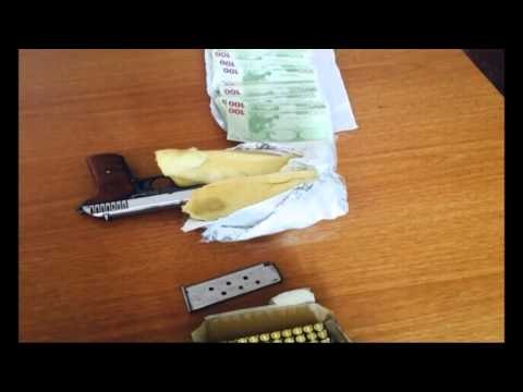 ARRESTOHET NJE SHTETAS ITALIAN NE DURRES PASI U KAP ME PISTOLERE DHE EURO FALS LAJM