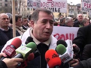 Скачать видео: PROTESTA PER ÇMIMIN SHOQERIA CIVILE KUNDER RRITJES SE ÇMIMIT TE ENERGJISE LAJM