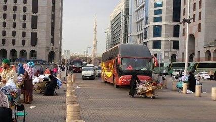 Masjid e Nabvi Out Side Road مسجد ِ نبوی صلیٰ اللہ تعالیٰ علیہ وآلیہ وسلم کے سامنے سڑک کا منطر