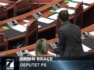 PENSIONET E ISH USHTARAKEVE PROTESTE PARA PARLAMENTIT SHTYHET MIRATIMI I AKTIT LAJM