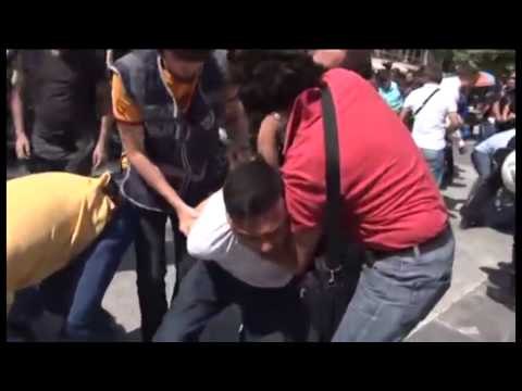 NJE POLIC I VRARE NE STAMBOLL NE PERPLASJET MES DEMONSTRUESVE DHE FORCAVE TE RENDIT LAJM