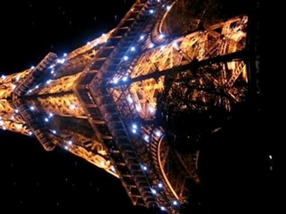 La Torre Eiffel centelleando en la noche