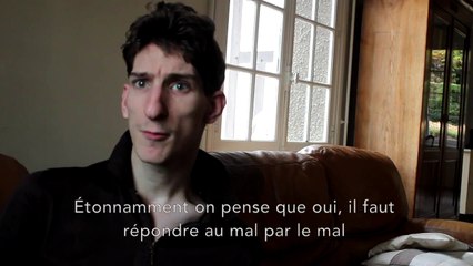 Un Youtubeur handicapé lit les messages d'insultes qu'il reçoit