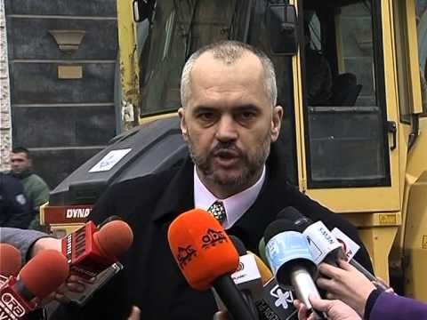 RRUGA E KAVAJES BASHKIA RIASFALTON RRUGEN E DEMTUAR NDER VITE LAJM