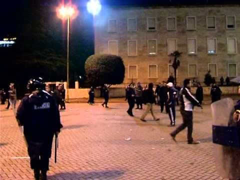 NISIN ARRESTIMET POLICIA SPASTRON BULEVARDIN ME DHUNE LAJM