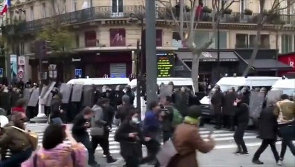 Echauffourées à Paris: "c'est regrettable, scandaleux", estime François Hollande