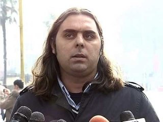 HOMAZHE NE BULEVARD “MJAFT” DHE QYTETARET VENDOSIN BUQETA ME LULE LAJM