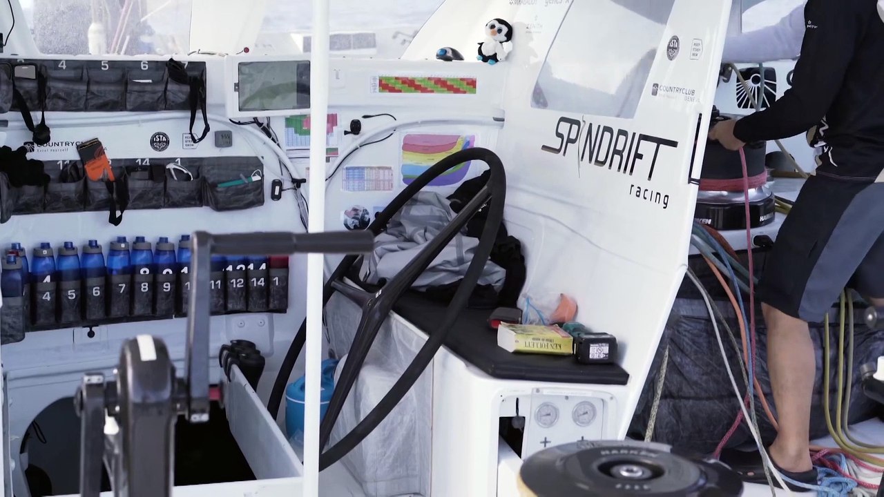 Trophée Jules-Verne. Spindrift 2 : maintenance le long du Brésil