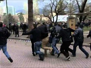 SEKUESTROHEN KASETAT MERREN KASETAT E GARDES VIJON PERPLASJA ME POLICINE LAJM