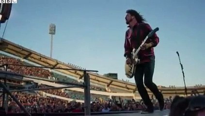 Foo Fighters Dave Grohl breaks leg in stage fall