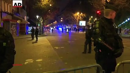 Obama se recueille devant le Bataclan