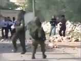 İsrail askerleri Filistinlilerden kaçarken