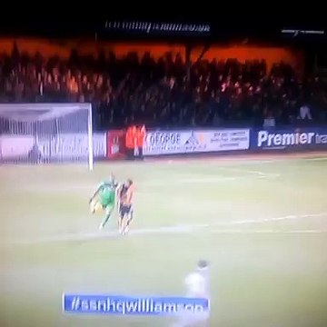 VIDEO Le but contre son camp le plus ridicule de l'année