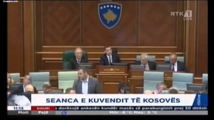 Télécharger la video: Hidhet sërish gaz lotsjellës në Kuvendin e Kosovës, ndërpritet seanca - Oranews-