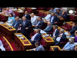 GREQIA KALON MARREVESHJEN PER BORXHET, CIPRAS PERPLASET ME DEPUTETET E SYRIZES LAJM