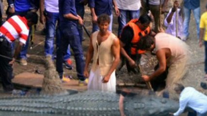 FURIOUS Hrithik Roshan Shoots With FAKE CROCODILE For MOHENJODARO