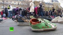 Des paires de chaussures «manifestent» Place de la République à la veille de la COP21
