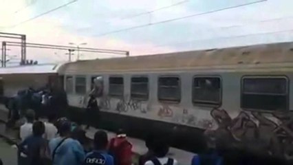 POLICIA MAQEDONASE GODET EMIGRANTET SIRIANE QE KERKOJNE TE HIPIN NE TREN LAJM
