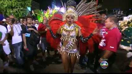 Christiane desfila como Rainha  de Bateria da Grande Rio