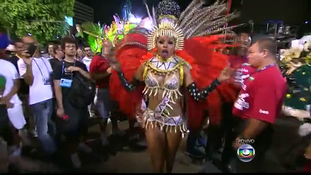 Christiane desfila como Rainha  de Bateria da Grande Rio