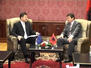 LAJÇAK ME TOPIN I DERGUARI I BE MBERRIN PER NEGOCIATA NE TIRANE LAJM