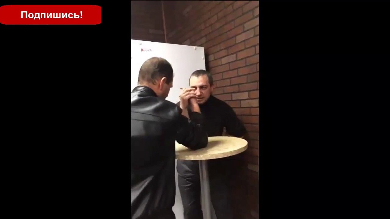 18+ Пьяный армреслинг.