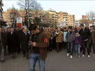 PROTESTA NE TIRANE ZHVILLOHET NE MENYRE PAQESORE PROTESTA E OPOZITES LAJM