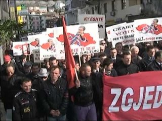 Descargar video: VERIU NE LEZHE PROTESTUES NGA VERIU I VENDIT NE RRUGET E LEZHES LAJM