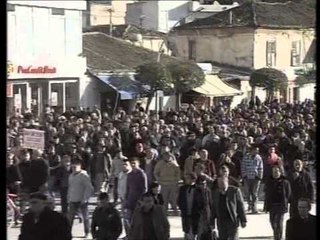 POLICIA PER PROTESTAT ME PAK SE 10 MIJE PERSONA TE PRANISHEM NE 4 QYTETE LAJM