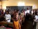 Ecole primaire avec des enfants chantant une chanson traditionnelle française