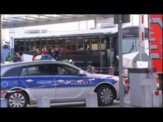 KOSOVARI VRET AMERIKANET SULM AUTOBUZIT ME USHTARE NE AEROPORTIN E FRANKFURTIT LAJM