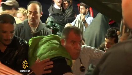 Die Griechische Küstenwache rettet über 200 Flüchtlinge als Boot sinkt