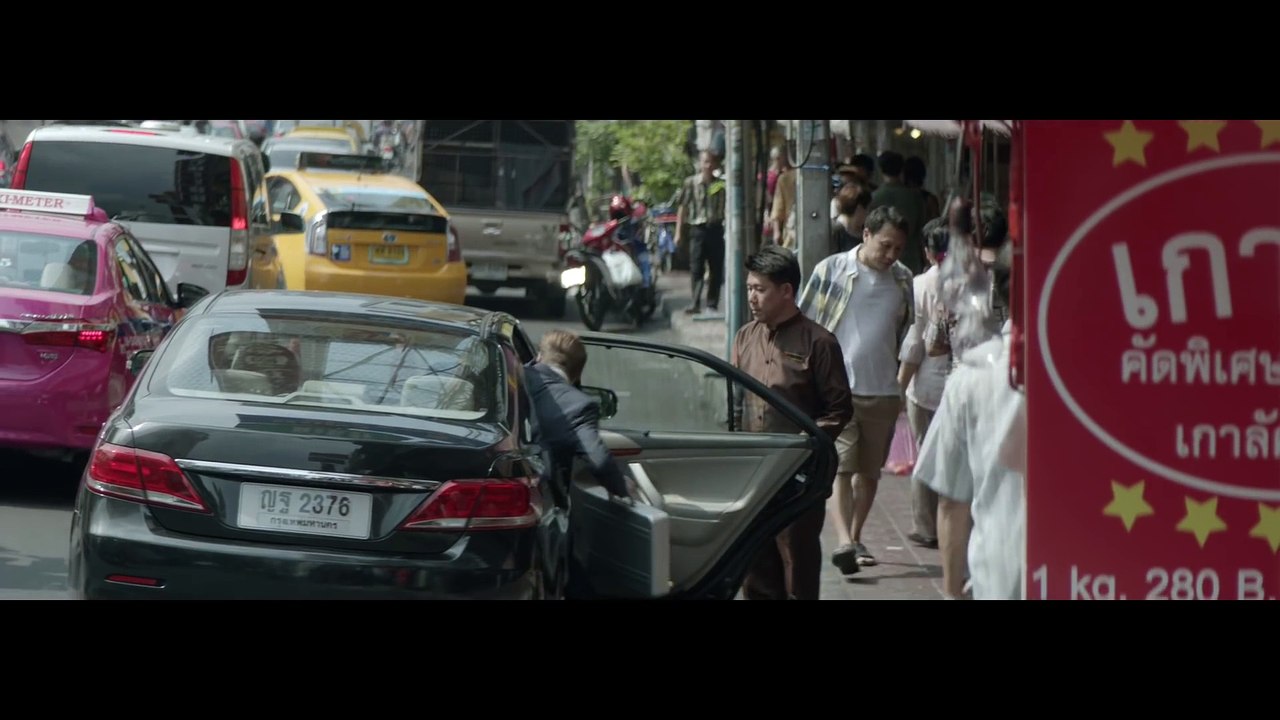 Un Spot publicitaire très amusant d'un Vieux Monsieur qui va passer Noël tout seul