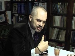 RAMA TE KRISTO FRASHERI I URON GEZUAR 7 MARSIN HISTORIANIT TE NJOHUR LAJM