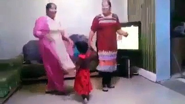 دو عورتیں بند کمرے میں دیکھو کیا کر رہی ہیں