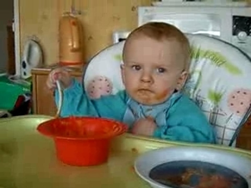 Nathan 14 mois mange tout seul...