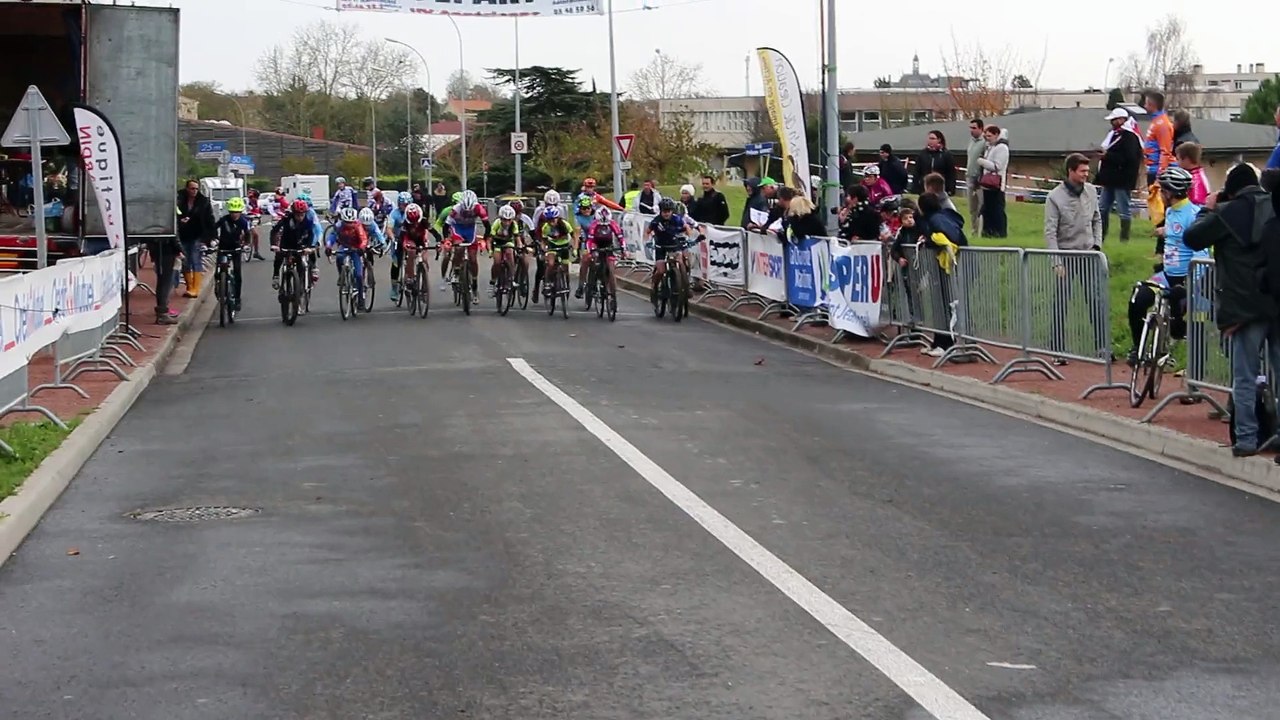 2015 11 29  cyclo cross saint jean d'angely départ minimes