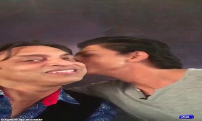 Shahrukh Khan get kiss of Shoaib akhter