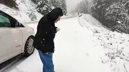 Une adorable Mémé de 101 ans redécouvre les Joies de la Neige