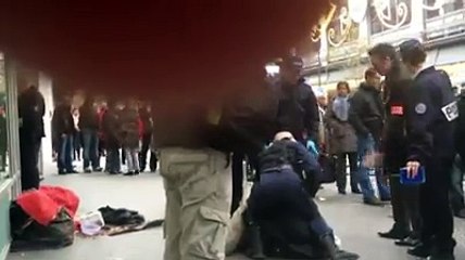 Un papy SDF fait la manche devant le magasin Printemps ce qui déplaît à la direction qui appelle la police qui le dégage