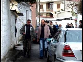 VRASJE PER GJAKMARRJE VRITEN NE GJUME 3 PJESTARE TE NJE FAMILJE NE ELBASAN LAJM